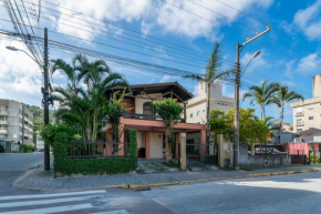 Casa de 2 andares com 4 dormitórios proximo a praia de Bombas